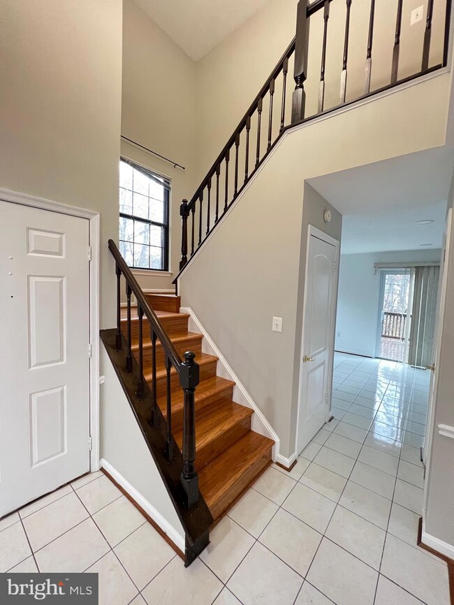 10230 Roberts Common Ln, Burke, VA 22015 - photo 7