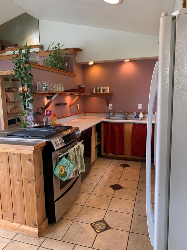 1325 Mission Rd - Kitchen