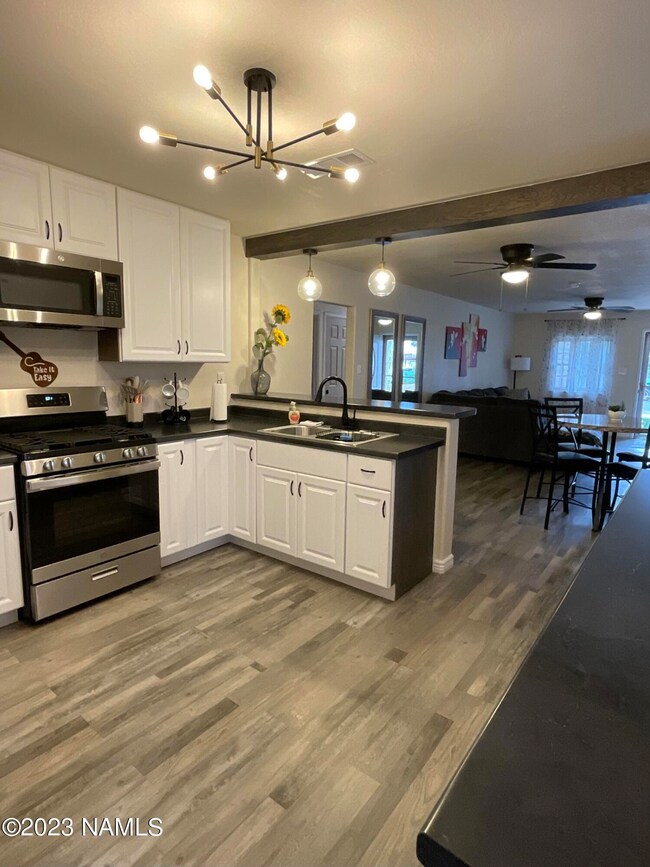 517 W Hillview St, Winslow, AZ 86047 - photo 6