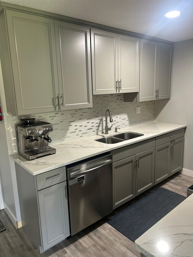 435 Abbott Farm Ln, Hudson, NH 03051 - photo 7