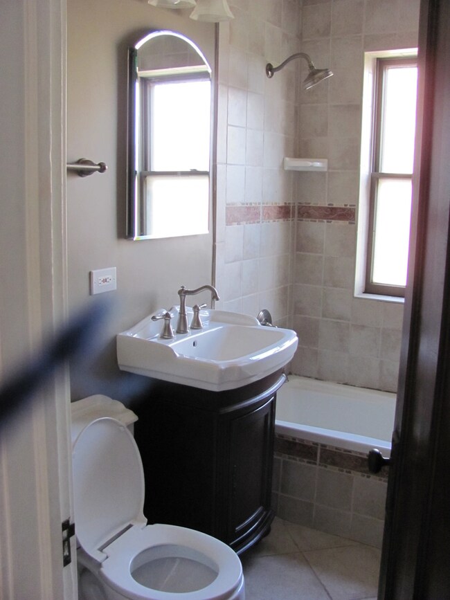 136 N Haven Rd unit 2W, Elmhurst, IL 60126 - photo 3