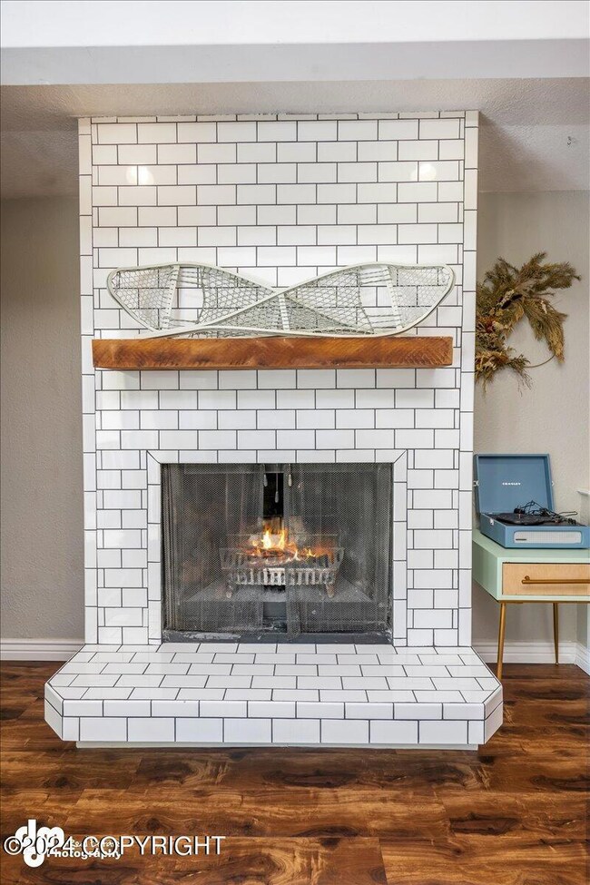 07-Living Room_SLS_-3588