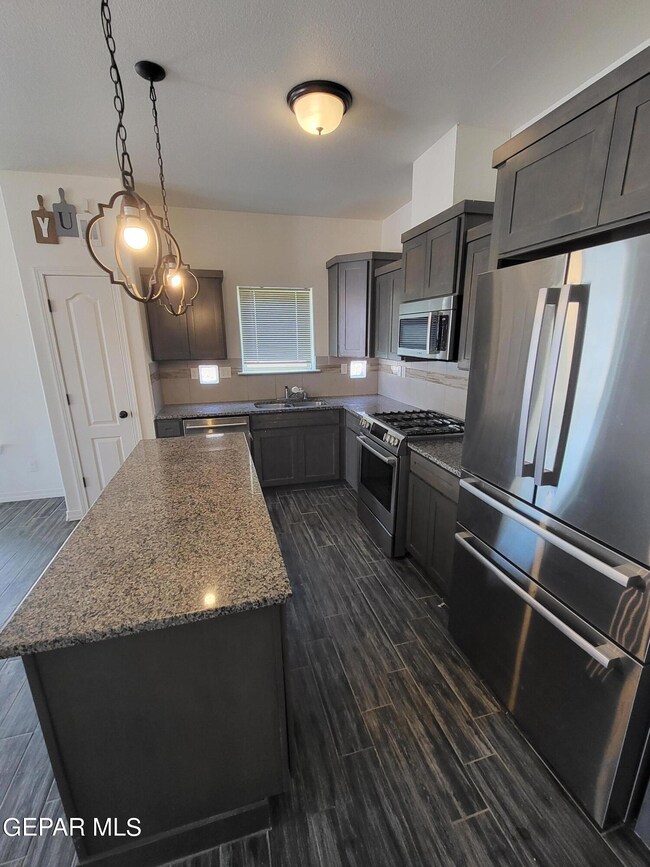 13662 Bradford St, Horizon City, TX 79928 - photo 6