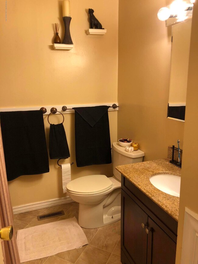 IMG_2569.jpgmain bath w towels