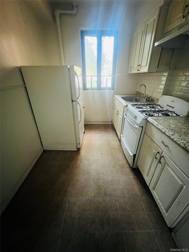 1504 Metropolitan Ave unit ME, Bronx, NY 10462 - photo 3