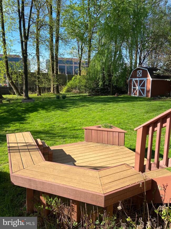 8329 Carnegie Dr, Vienna, VA 22180 - photo 5