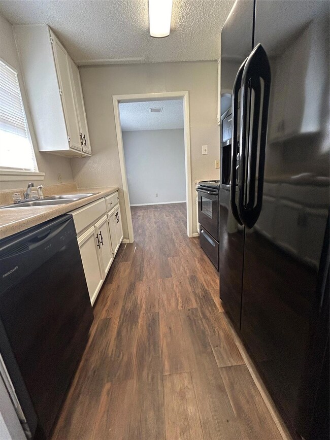 1403 S Cardinal St unit B, Ennis, TX 75119 - photo 3