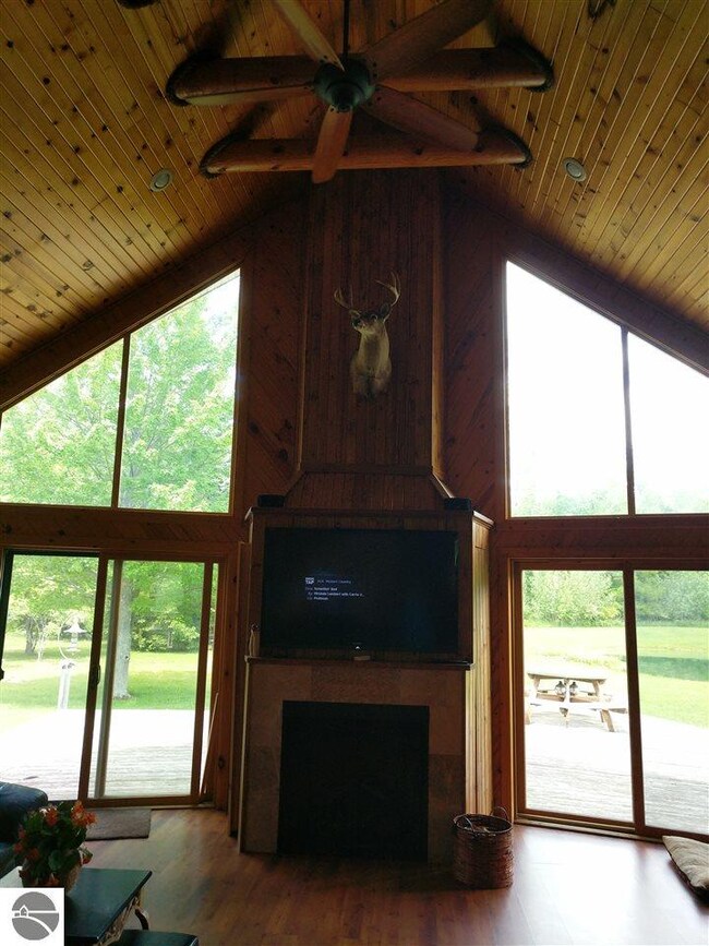 Contains a 25 foot cathedral ceiling
