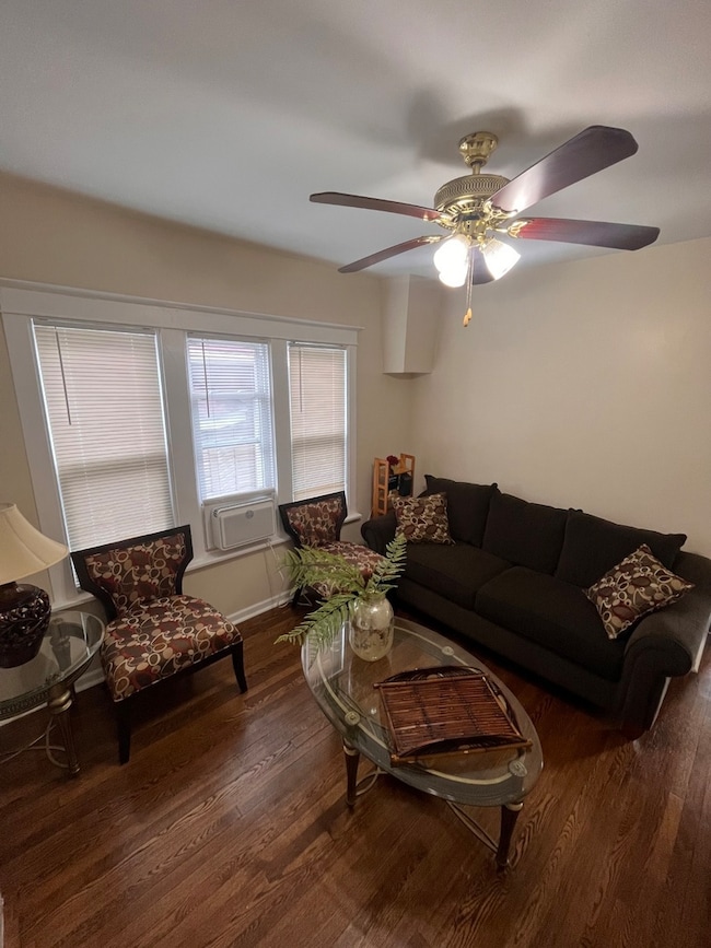 5928 Unit 2 Living room