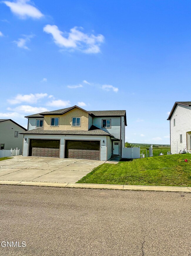 13705 Kristina St, Williston, ND 58801 - photo 2