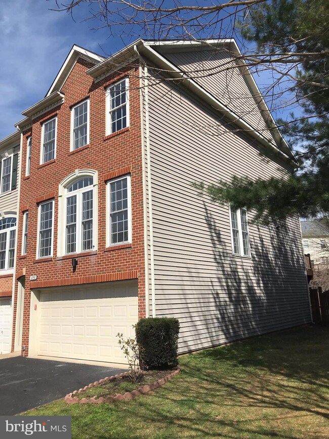12752 Heron Ridge Dr, Fairfax, VA 22030 - photo 2