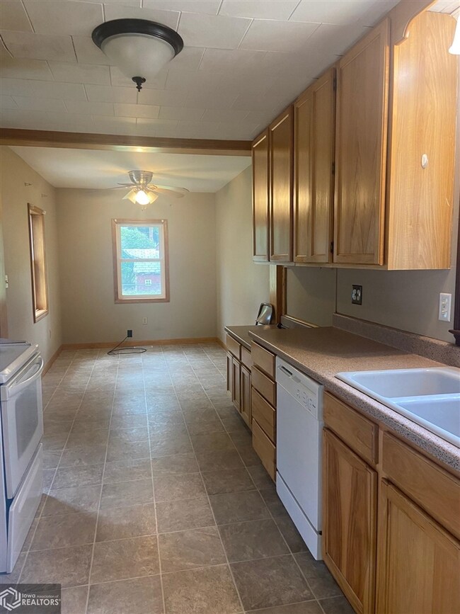 209 W Nishna Rd, Shenandoah, IA 51601 - photo 6