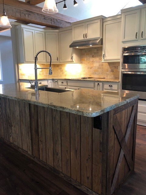 Love the details of this kitchen!