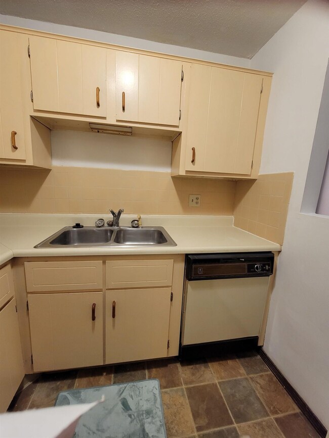 33C Constitution Dr unit C, Londonderry, NH 03053 - photo 4