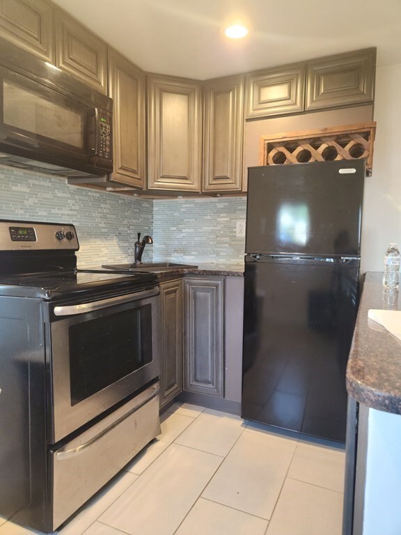 714 Circuit St unit 2, Hanover, MA 02339 - photo 2