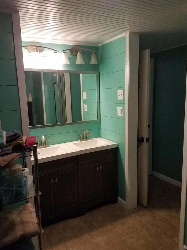 109 N Ogden St, Sturgeon, MO 65284 - photo 2