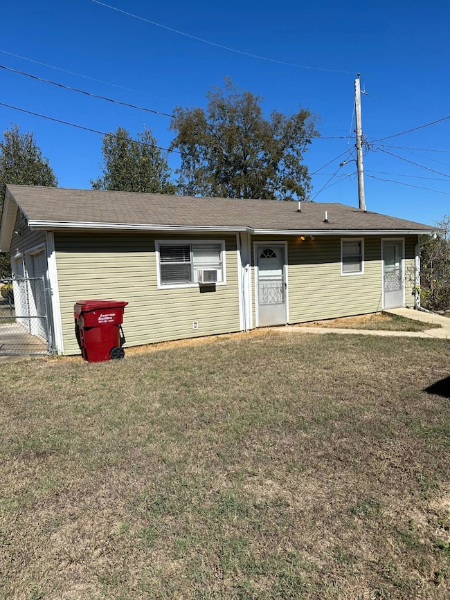 Detached Garage w/Apt