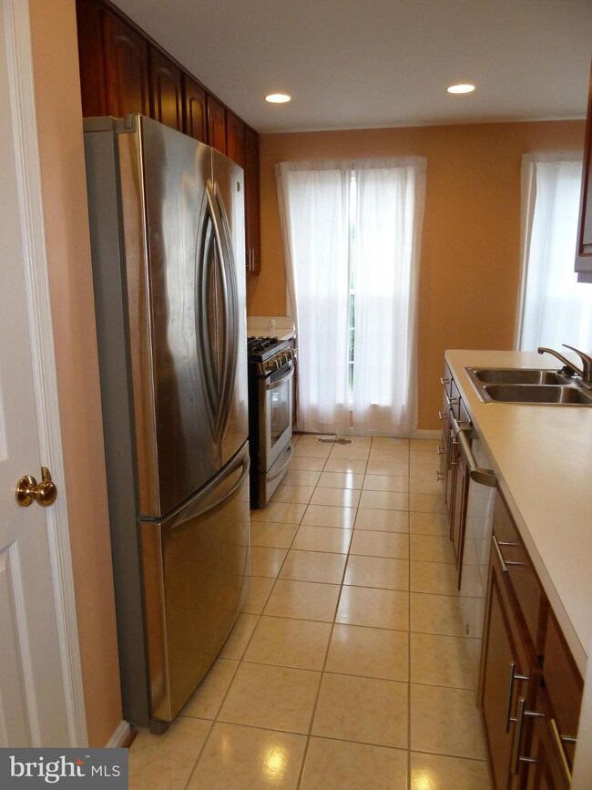 1209 Cypress Tree Place, Herndon, VA 20170 - photo 4