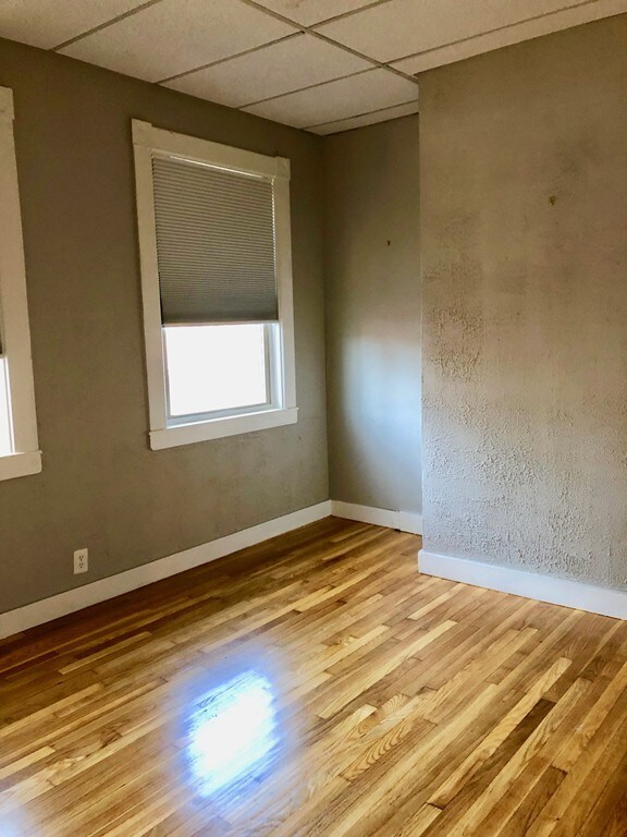 312 Wilder St unit 1R, Lowell, MA 01851 - photo 4