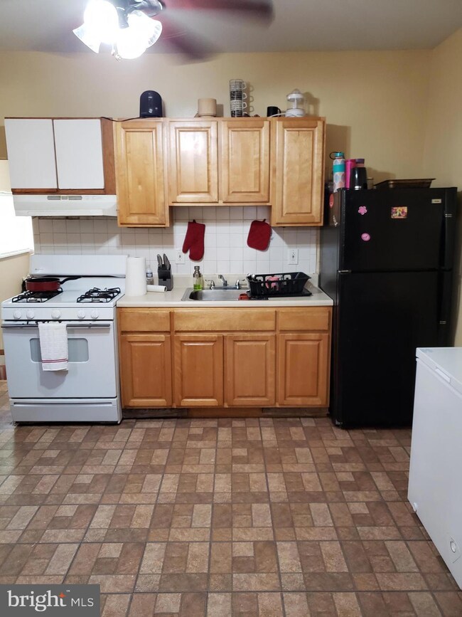 212 N 29th St, Camden, NJ 08105 - photo 5