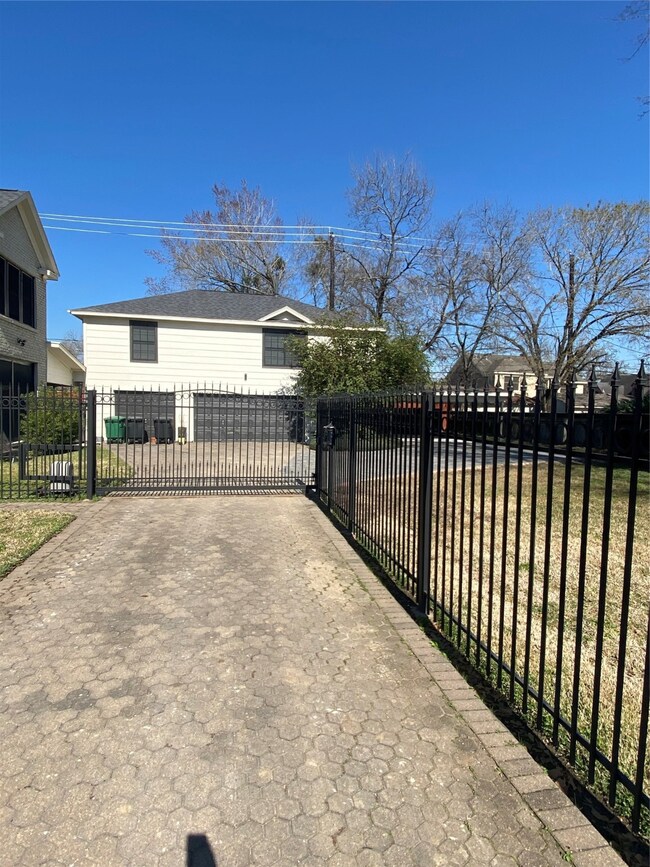 3437 1/2 Palm St, Houston, TX 77004 - photo 2