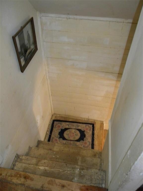 GOING DOWNSTAIRS FROM 2ND FLOOR