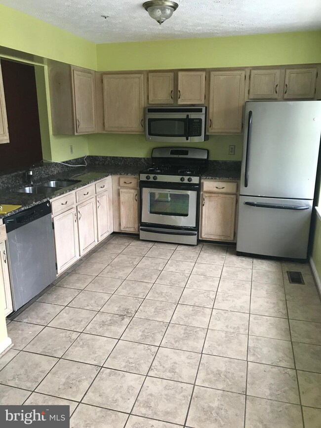 7108 Mahogany Dr, Hyattsville, MD 20785 - photo 5