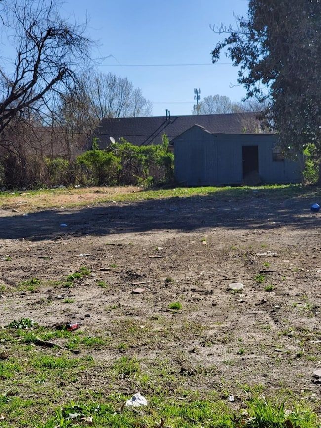View of yard with an outbuilding