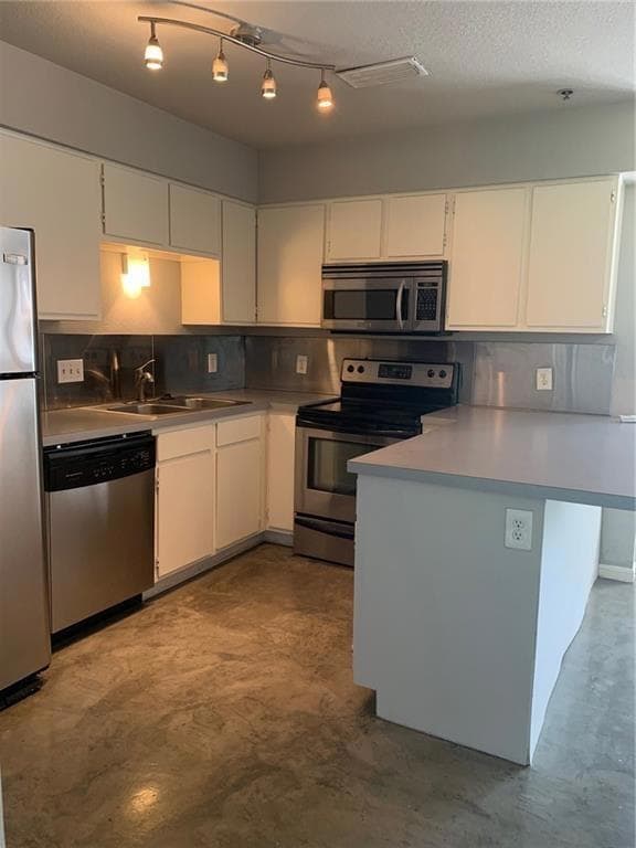 Kitchen with appliances with stainless steel fini