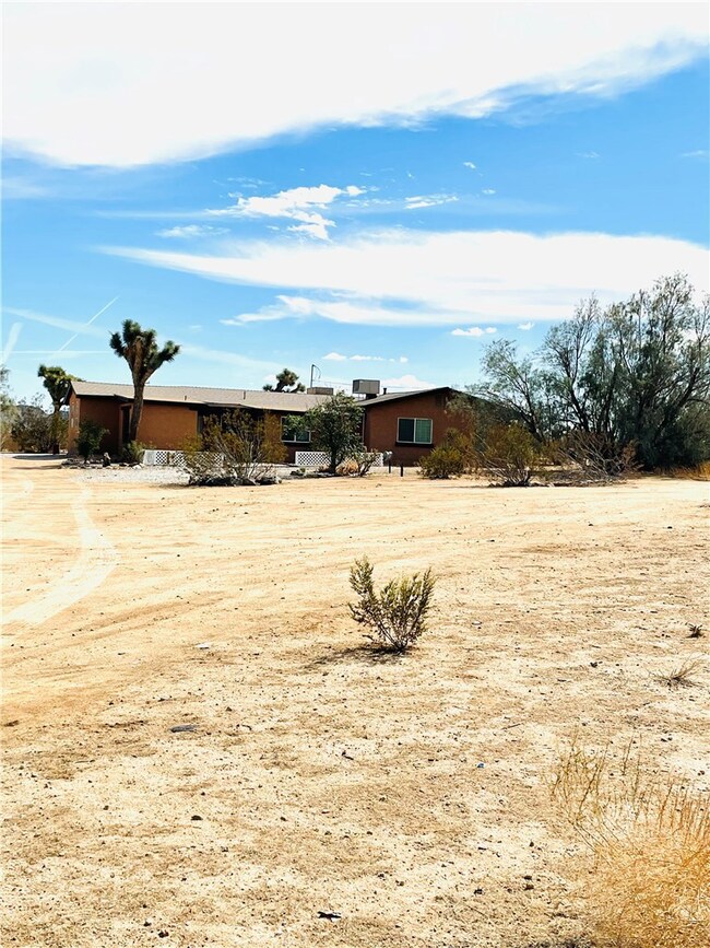 58717 Three Palms, Yucca Valley, CA 92284 - photo 2