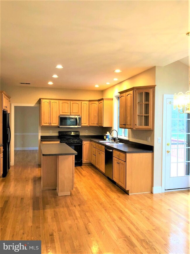 7260 Lochhaven St, Allentown, PA 18106 - photo 5