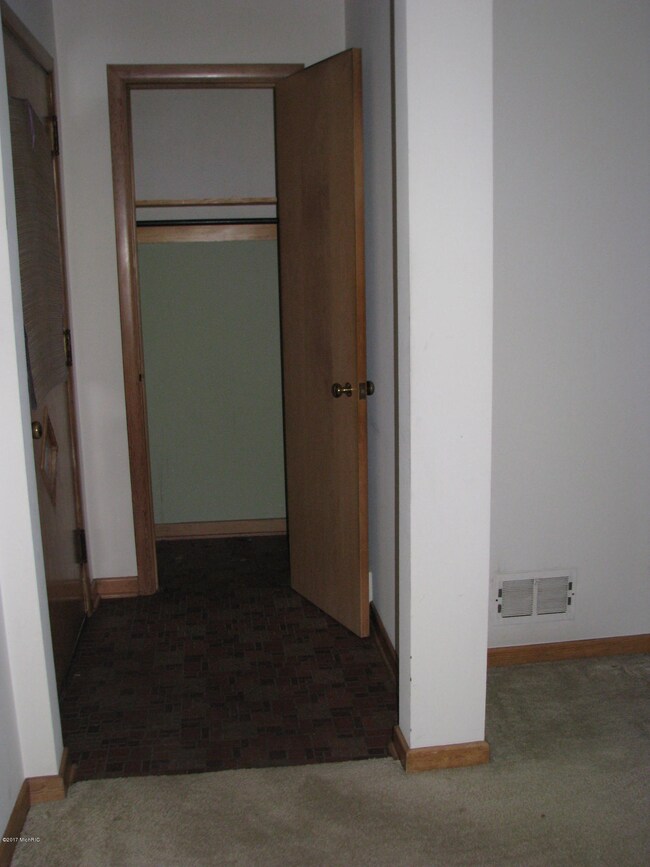1230 Carlton Ave NE, Grand Rapids, MI 49505 - photo 4