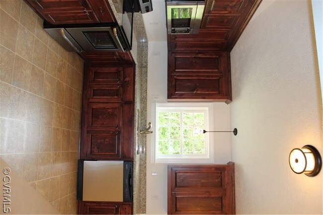 Large eat in kitchen (picture DOES NOT REFLECT ALL