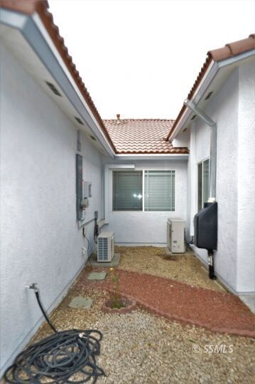 Planting area between garage & house