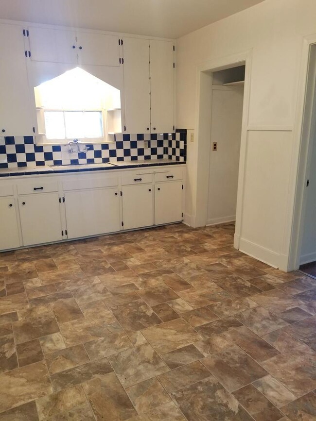 2917 Avenue I, Bay City, TX 77414 - photo 6