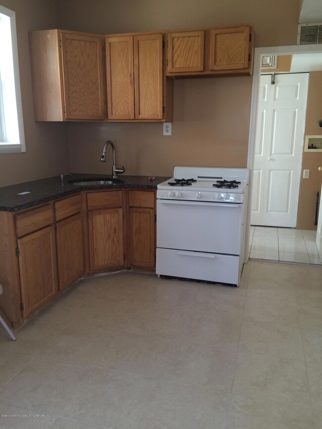 305 Norway Ave, Staten Island, NY 10305 - photo 3
