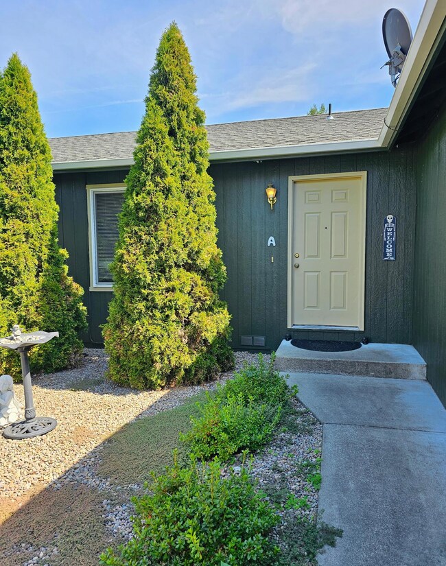 1232 W Harbeck Rd, Grants Pass, OR 97527 - photo 2