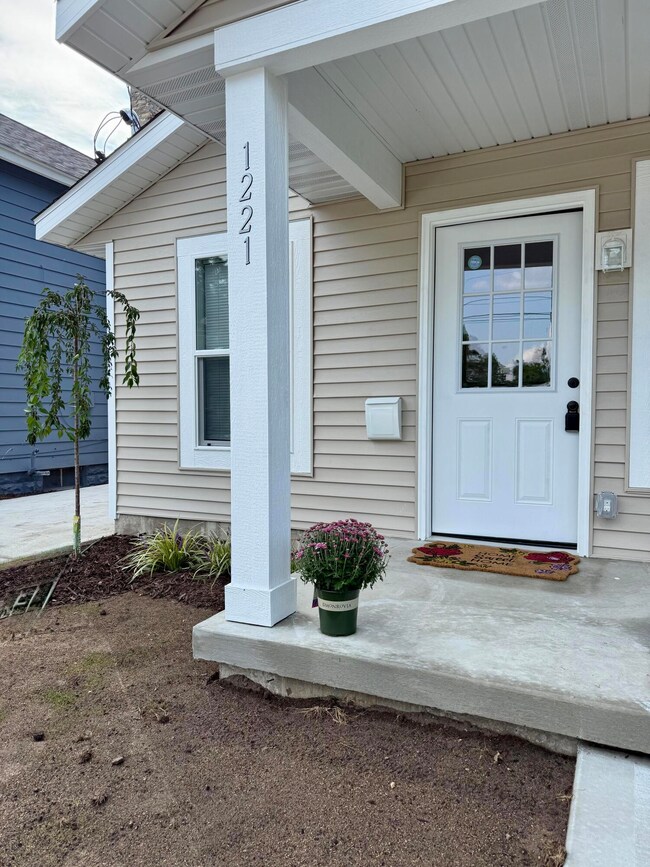 1221 Sanford St, Muskegon, MI 49441 - photo 2