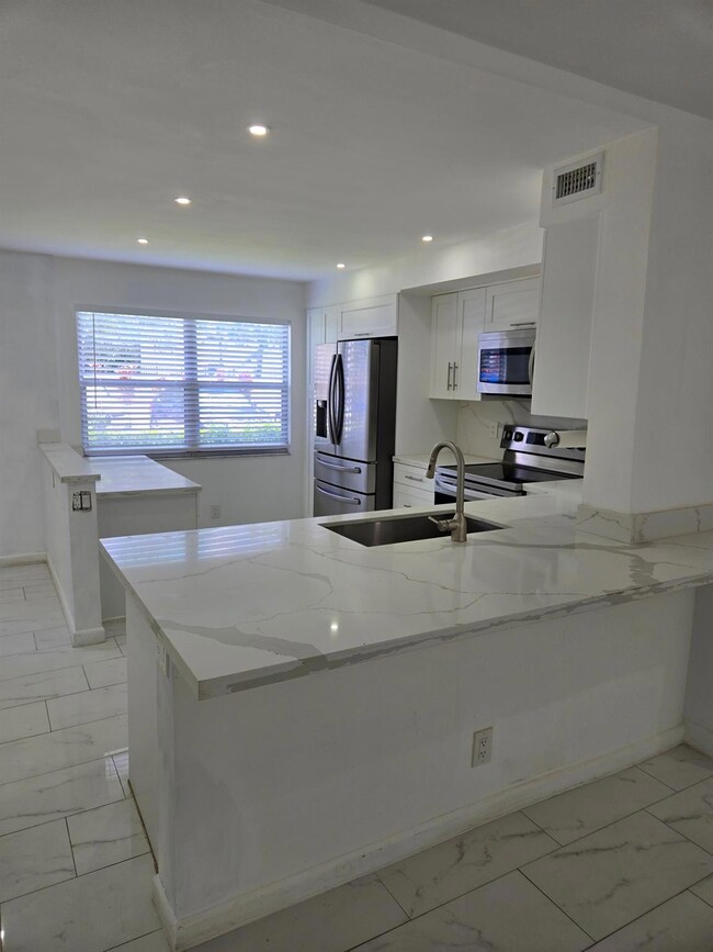 EAT-IN KITCHEN