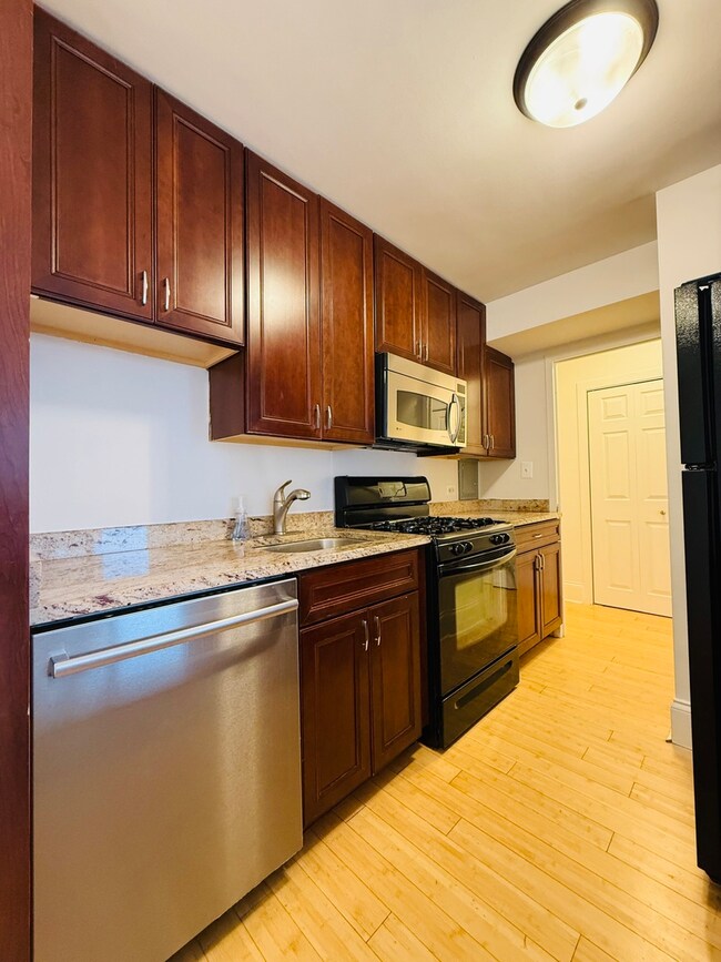 unlisted-address, Chicago, IL 60613 - photo 5