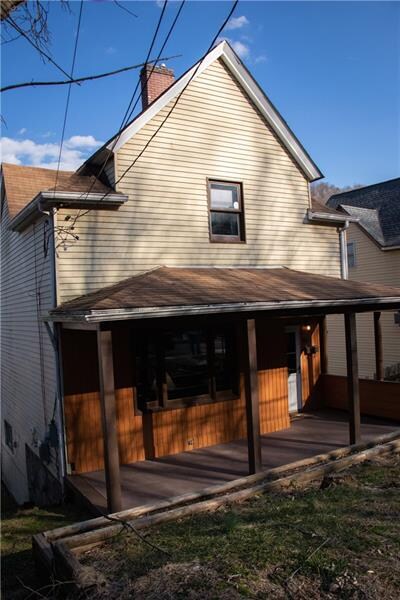 Left view of the front of the home.