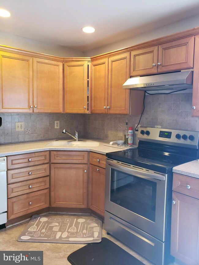 115 Lambert Dr, Manassas Park, VA 20111 - photo 2