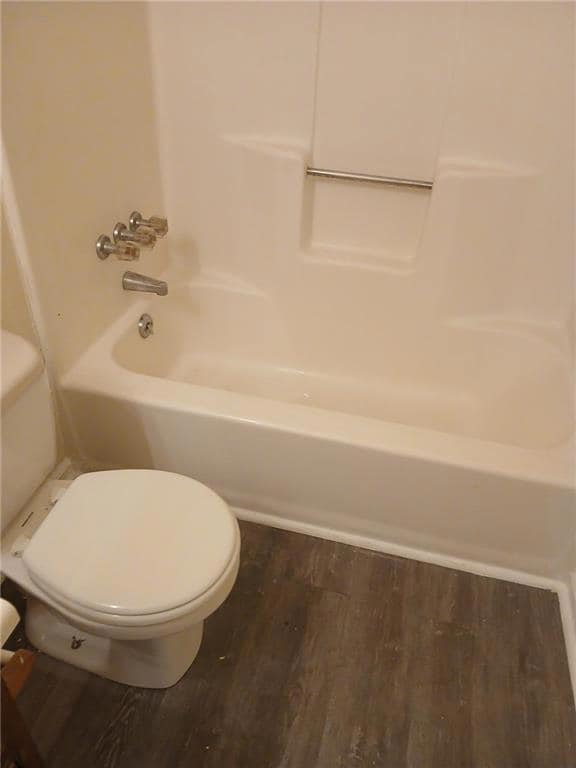 Bathroom with toilet, bathing tub / shower combina