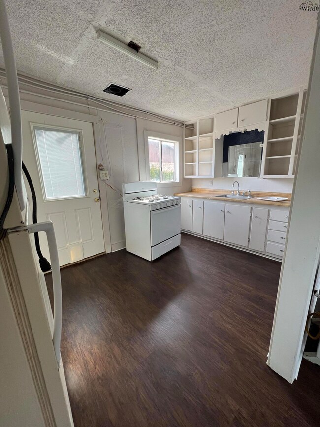 103 N Hawthorne Ave, Iowa Park, TX 76367 - photo 7