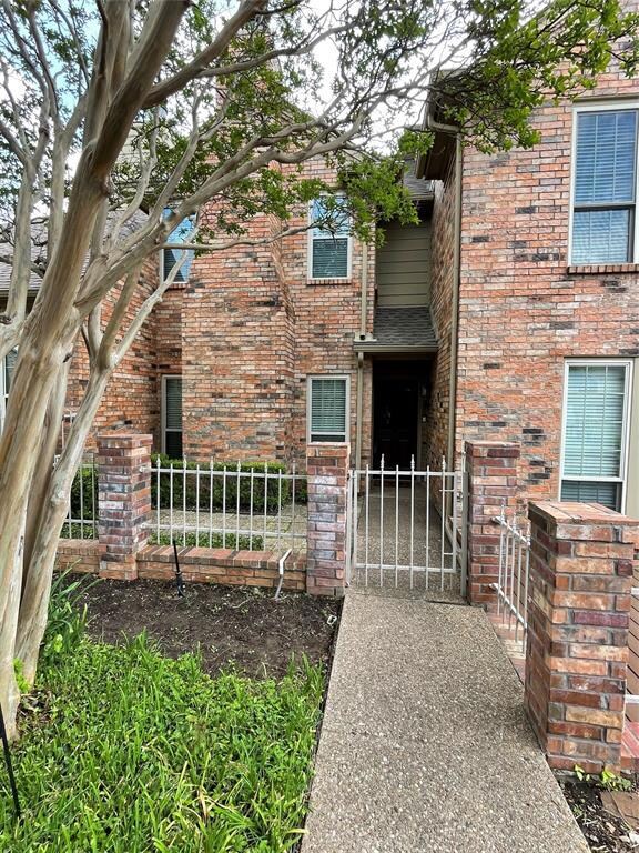1217 Woodland Park Dr, Hurst, TX 76053 - photo 2