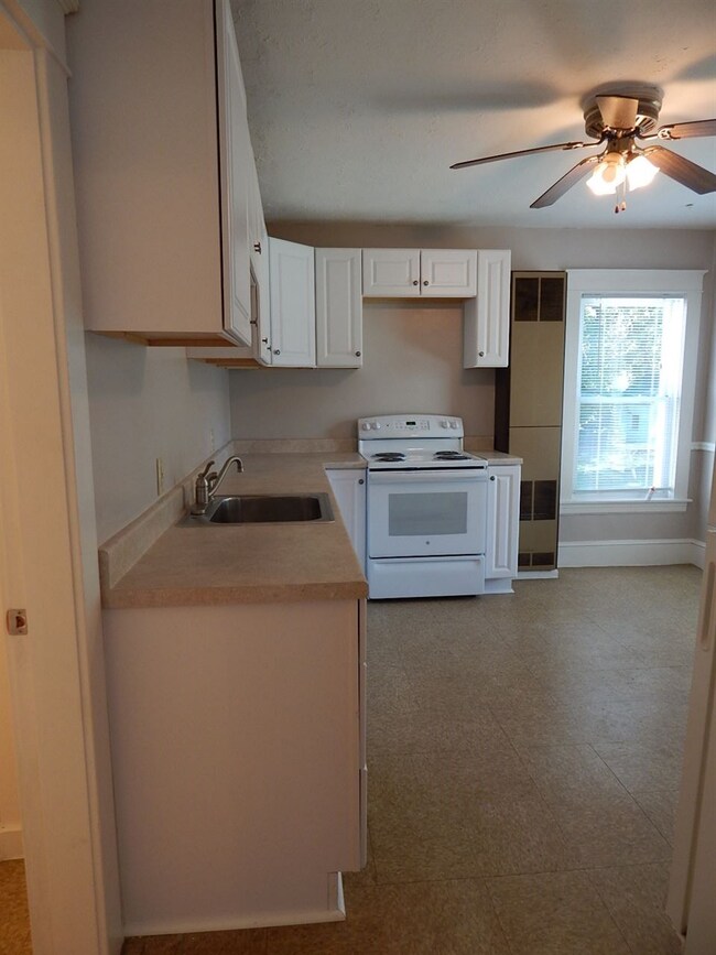 537 Howe St unit 1 Rear, Manchester, NH 03103 - photo 6