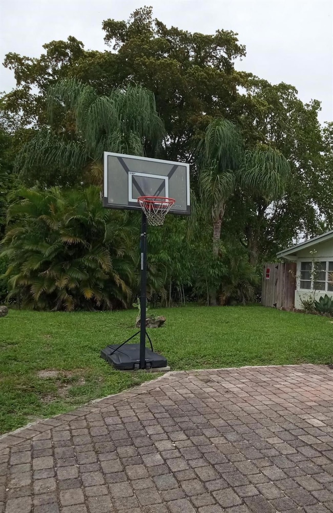 FRONT LAWN W_BASKETBALL HOOP
