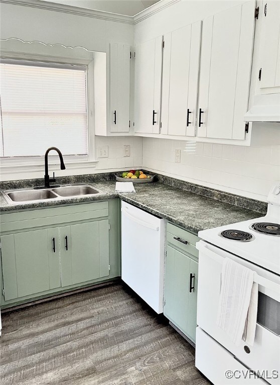 Kitchen with sink, white appliances, dark wood-typ