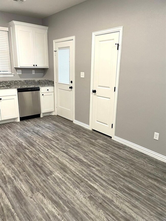 514 W Hull St, Denison, TX 75020 - photo 6