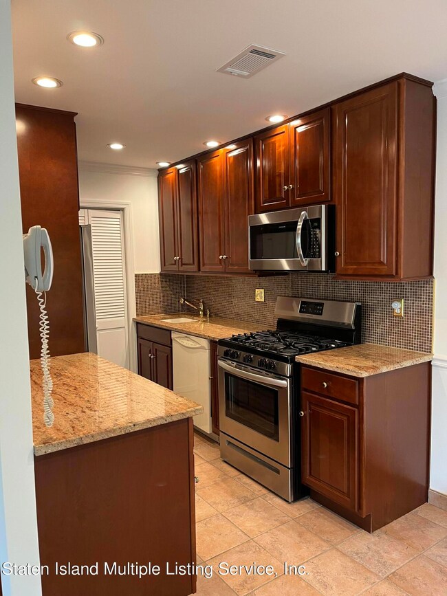 581 Correll Ave unit Upper, Staten Island, NY 10309 - photo 4
